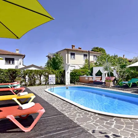 Nika 5 In Der Residenz Mit Pool Und Whirlpool In Strandnaehe Umag