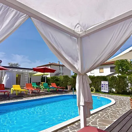 Daire Nika 5 In Der Residenz Mit Pool Und Whirlpool In Strandnaehe Umag