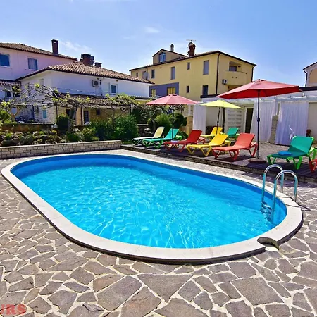 Nika 5 In Der Residenz Mit Pool Und Whirlpool In Strandnaehe Daire Umag